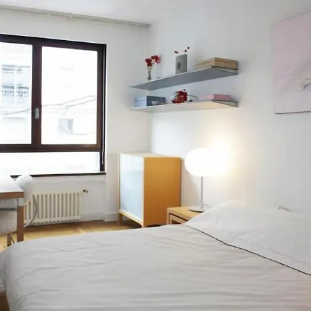 The Atrium Minutes Walk Victor Hugo Eiffel Tower Arc Du Triumph Et Champs Elysee Luxury 62 Renovated Videosurveillance Master Bedroom Living Area Dinning Bathroom Separated Toilet Spacious Sleeps Six Design Functional Furniture Equipment Appartamento