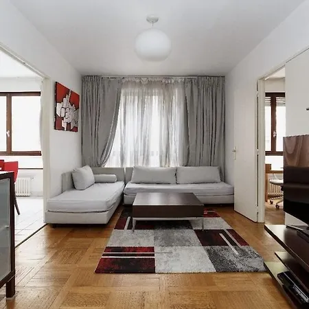 The Atrium Minutes Walk Victor Hugo Eiffel Tower Arc Du Triumph Et Champs Elysee Luxury 62 Renovated Videosurveillance Master Bedroom Living Area Dinning Bathroom Separated Toilet Spacious Sleeps Six Design Functional Furniture Equipment Appartamento Parigi