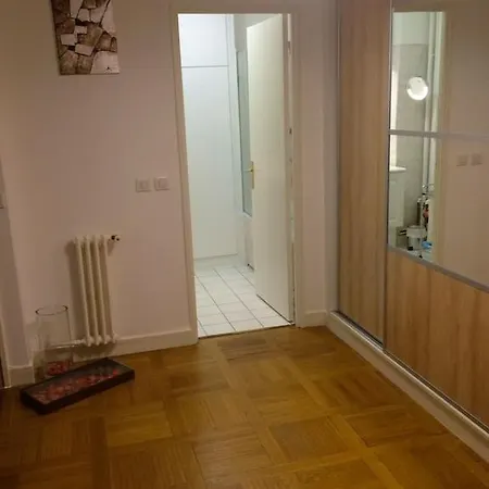 The Atrium Minutes Walk Victor Hugo Eiffel Tower Arc Du Triumph Et Champs Elysee Luxury 62 Renovated Videosurveillance Master Bedroom Living Area Dinning Bathroom Separated Toilet Spacious Sleeps Six Design Functional Furniture Equipment Appartamento