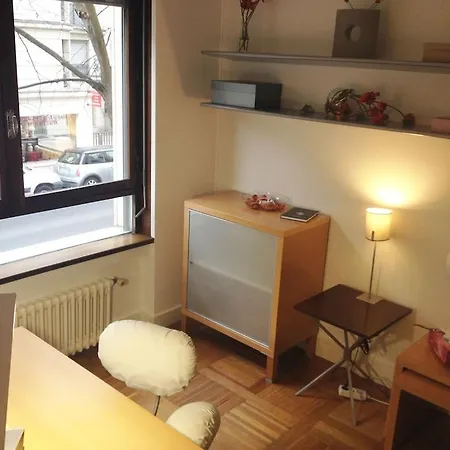 The Atrium Minutes Walk Victor Hugo Eiffel Tower Arc Du Triumph Et Champs Elysee Luxury 62 Renovated Videosurveillance Master Bedroom Living Area Dinning Bathroom Separated Toilet Spacious Sleeps Six Design Functional Furniture Equipment Appartamento