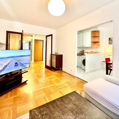 The Atrium Minutes Walk Victor Hugo Eiffel Tower Arc Du Triumph Et Champs Elysee Luxury 62 Renovated Videosurveillance Master Bedroom Living Area Dinning Bathroom Separated Toilet Spacious Sleeps Six Design Functional Furniture Equipment Appartamento Parigi