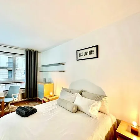 The Atrium: Luxe Parisian Retreat Near Eiffel Tower