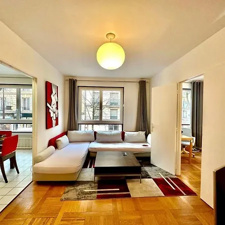 The Atrium Minutes Walk Victor Hugo Eiffel Tower Arc Du Triumph Et Champs Elysee Luxury 62 Renovated Videosurveillance Master Bedroom Living Area Dinning Bathroom Separated Toilet Spacious Sleeps Six Design Functional Furniture Equipment * Parigi