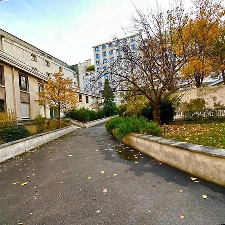 The Atrium Minutes Walk Victor Hugo Eiffel Tower Arc Du Triumph Et Champs Elysee Luxury 62 Renovated Videosurveillance Master Bedroom Living Area Dinning Bathroom Separated Toilet Spacious Sleeps Six Design Functional Furniture Equipment Appartamento *