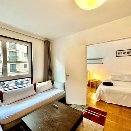 The Atrium Minutes Walk Victor Hugo Eiffel Tower Arc Du Triumph Et Champs Elysee Luxury 62 Renovated Videosurveillance Master Bedroom Living Area Dinning Bathroom Separated Toilet Spacious Sleeps Six Design Functional Furniture Equipment * Parigi