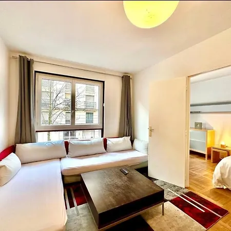 Appartamento The Atrium Minutes Walk Victor Hugo Eiffel Tower Arc Du Triumph Et Champs Elysee Luxury 62 Renovated Videosurveillance Master Bedroom Living Area Dinning Bathroom Separated Toilet Spacious Sleeps Six Design Functional Furniture Equipment *
