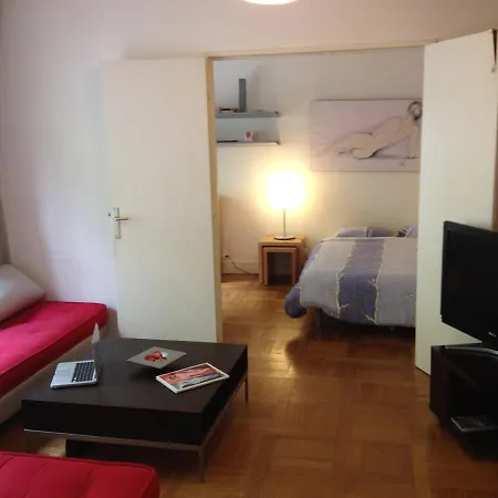 The Atrium Minutes Walk Victor Hugo Eiffel Tower Arc Du Triumph Et Champs Elysee Luxury 62 Renovated Videosurveillance Master Bedroom Living Area Dinning Bathroom Separated Toilet Spacious Sleeps Six Design Functional Furniture Equipment Appartamento