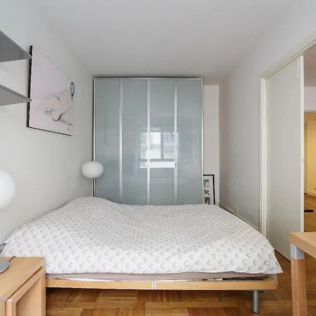 Appartamento The Atrium Minutes Walk Victor Hugo Eiffel Tower Arc Du Triumph Et Champs Elysee Luxury 62 Renovated Videosurveillance Master Bedroom Living Area Dinning Bathroom Separated Toilet Spacious Sleeps Six Design Functional Furniture Equipment *