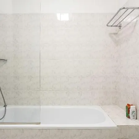 The Atrium Minutes Walk Victor Hugo Eiffel Tower Arc Du Triumph Et Champs Elysee Luxury 62 Renovated Videosurveillance Master Bedroom Living Area Dinning Bathroom Separated Toilet Spacious Sleeps Six Design Functional Furniture Equipment Appartamento